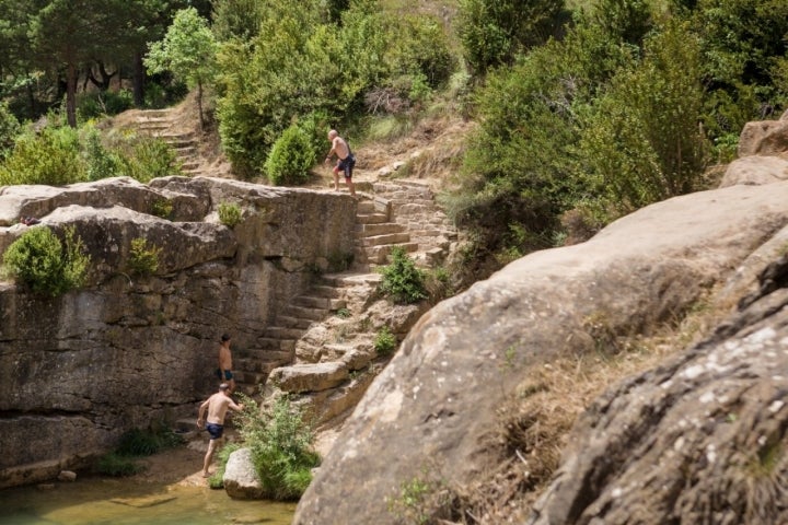 Piscinas naturales río Arba de Luesia: presa natural