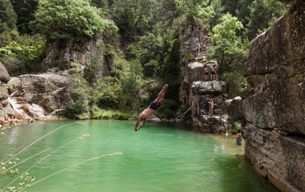 Piscinas naturales río Arba de Luesia: joven saltando al Pozo Pígalo