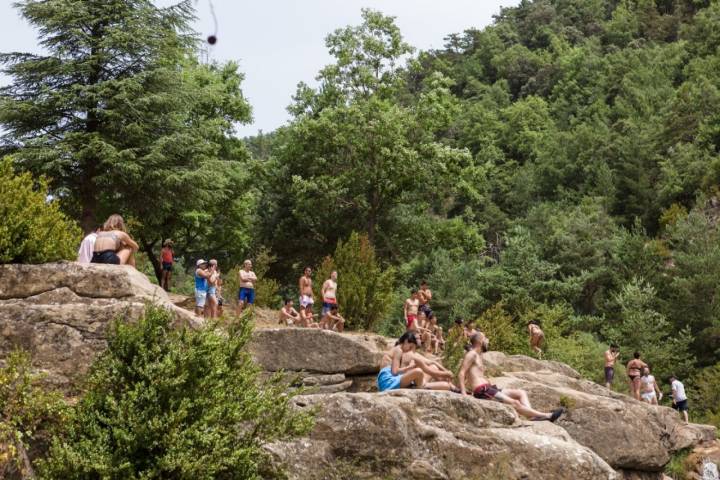 Piscinas naturales río Arba de Luesia: gente sobre las rocas