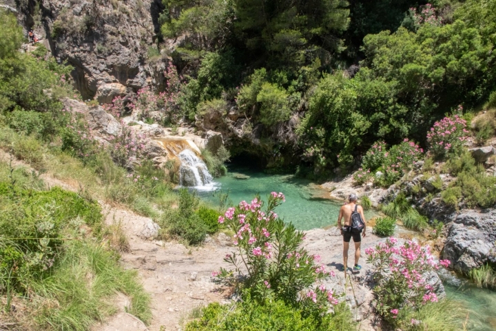 Las pozas se encuentran dentro de el parque natural Sierra de Tejeda, Alhama y Almijara.