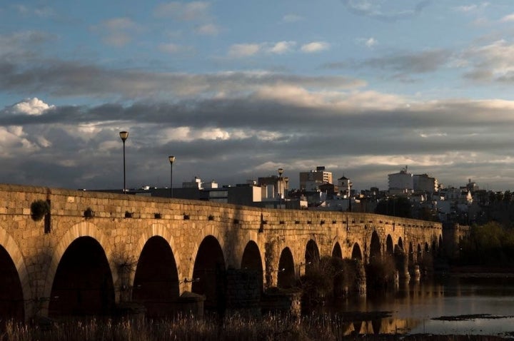 El de Mérida, con 755 metros y 63 arcos (en época romana), se convirtió en el puente más largo de la Antigüedad.