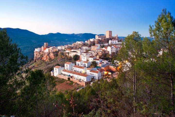 La localidad jienense de Hornos de Segura, un pueblo blanco anidado sobre una colina. Foto: Shutterstock.