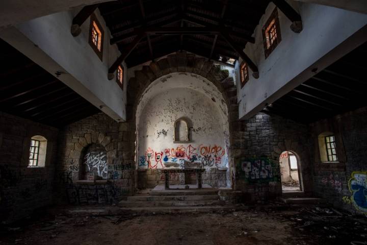 Interior de la iglesia abandonada de Salto de Castro