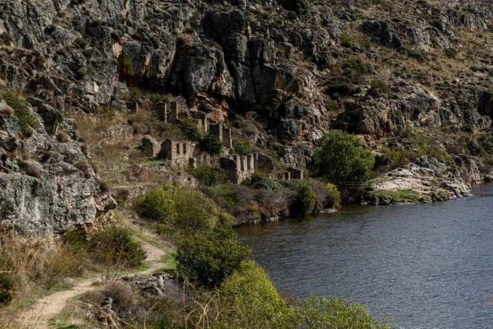 Panorámica del pueblo abandonado Almaraz del Duero