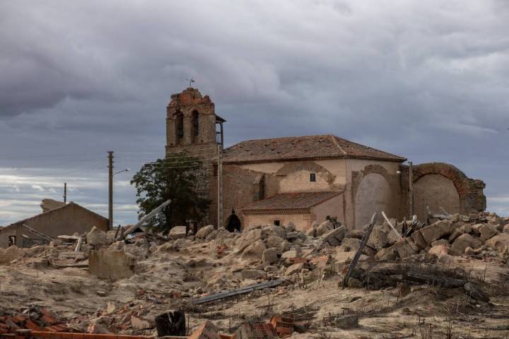 Iglesia abandonada en el pueblo Otero de Sariegos.