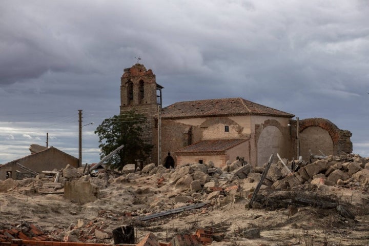 La iglesia es el edificio mejor preservado del pueblo fantasma Otero de Sariegos.