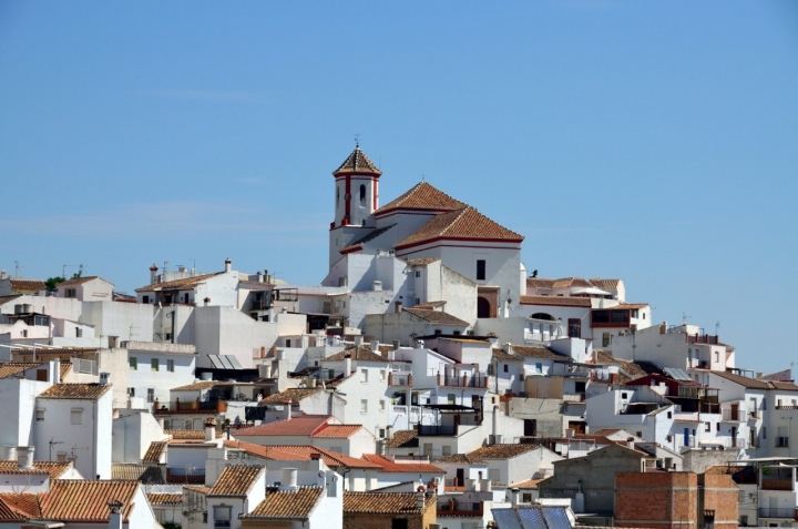 Alozaina destaca por su trazado andalusí de calles impolutas y arcos de piedra.