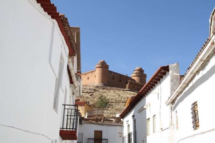 La Calahorra destaca por su majestuoso Castillo-Palacio.