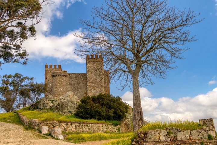 Su gran icono es el espectacular Castillo de Cortegana.