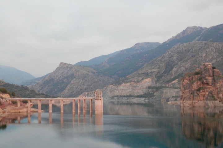 Desde el embalse de Canales hasta el puente colgante de Los Cahorros.