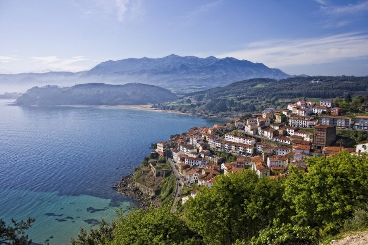 Las maravillosas vistas de Lastres desde el mirador hipnotizan. Foto: Shutterstock.