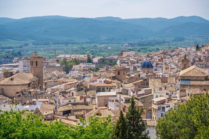 Vista panorámica de los tejados y el campo de Segorbe.