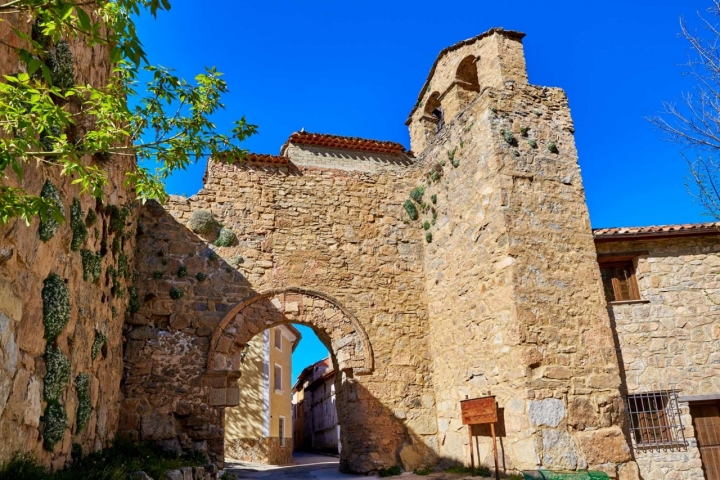 Puerta de la Virgen, en la muralla de Cañete.