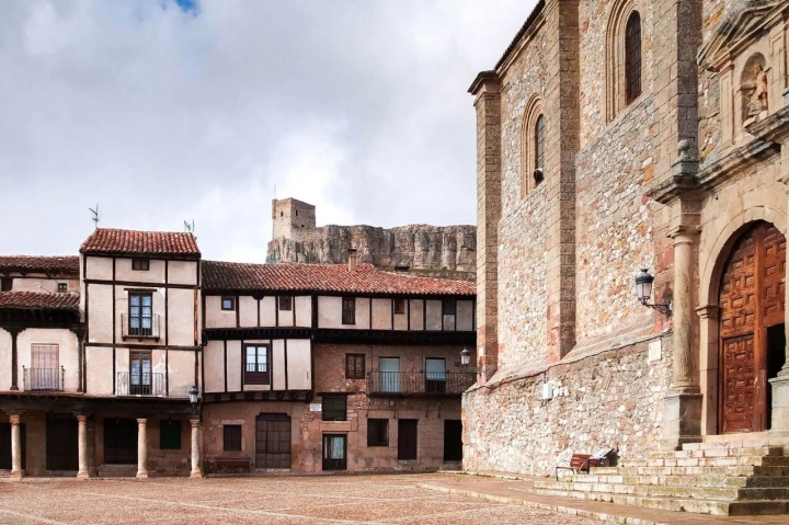 Caas e iglesia de Atienza vigiladas desde el cerro por el castillo.