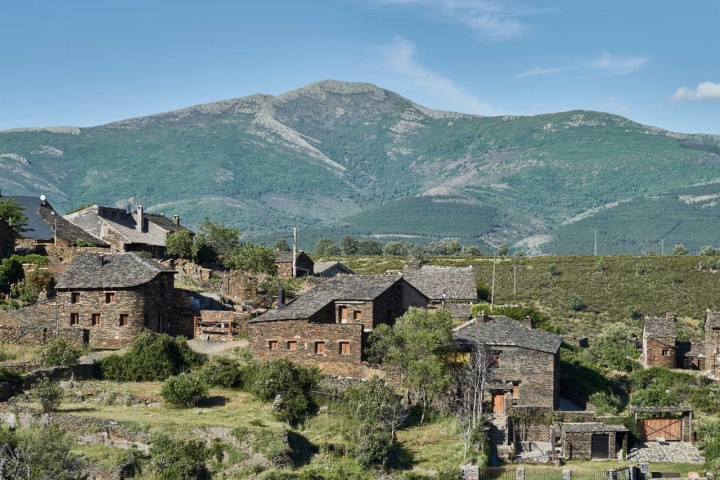 Casitas de arquitectura negra de Campillo de Ranas.