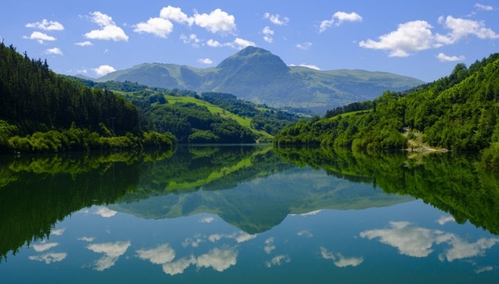 El cercano Embalse de Ibiur.