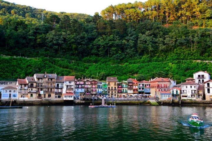 Vista del bello pueblo de Pasaia.