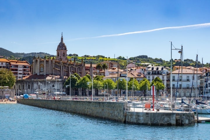 Iglesia y puerto de Zumaia vistos desde el mar.