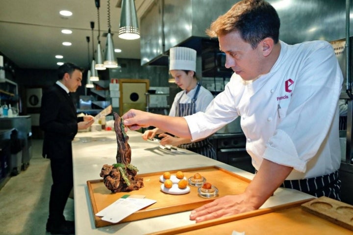 El chef Francis Paniego en la cocina de 'El Portal'