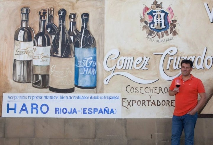 Cartel publicitario antiguo en la fachada de una bodega de Haro.