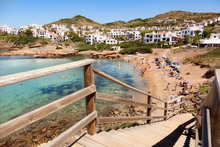 La playa de Fornell y el pueblo de pescadores al fondo.
