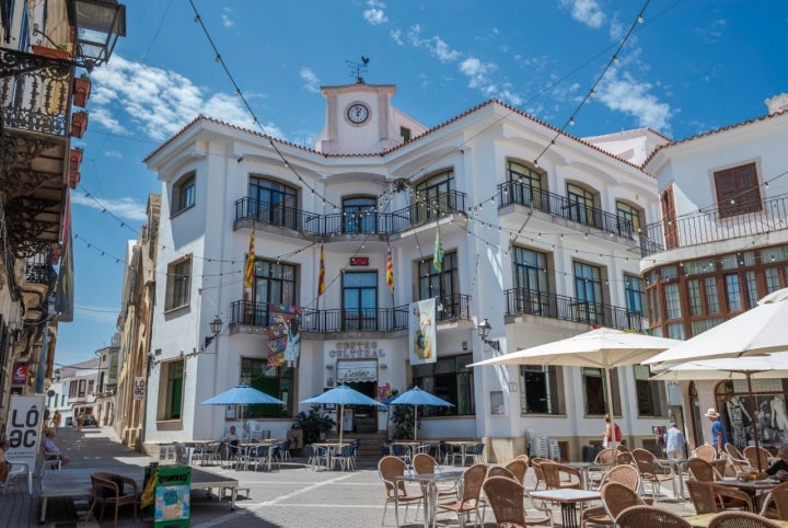 La Plaza de la Constitución es uno de los principales centro neurálgicos de Alaior.