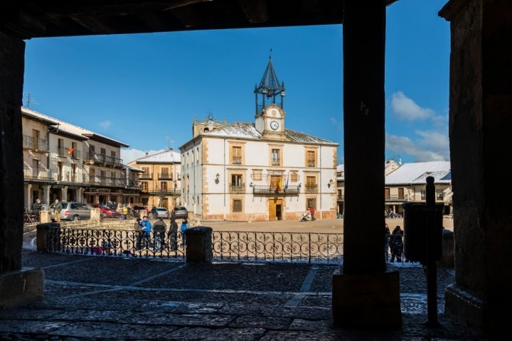 La pintoresca plaza de Riaza.