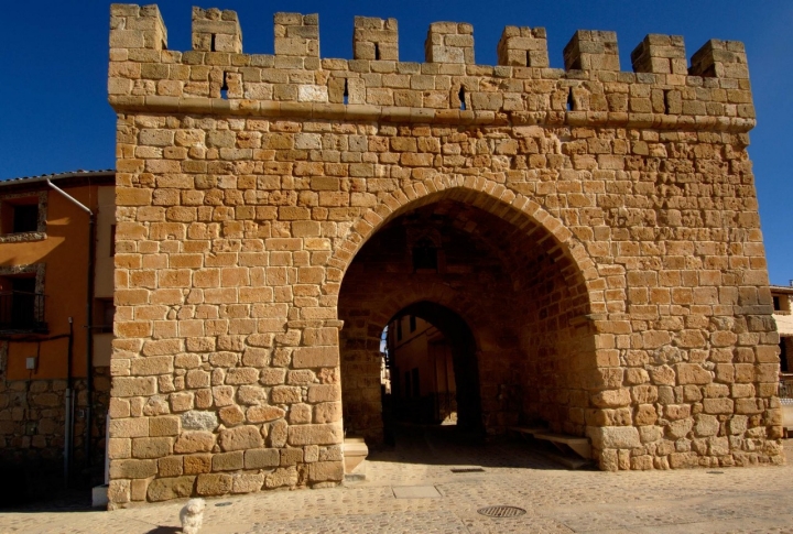 La Puerta de la Villa es la única que queda de las tres que tenía el recinto amurallado de Monteagudo.