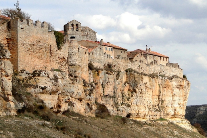 Vista de las murallas de Rello.