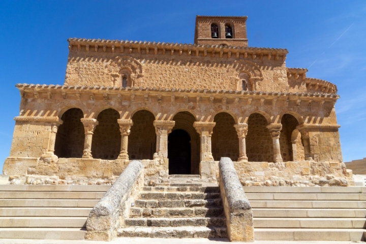 Fachada porticada de la Iglesia de San Miguel.