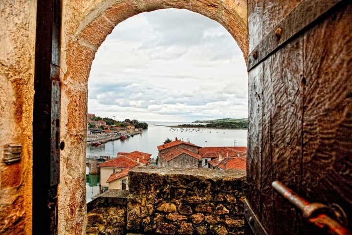 Vistas sobre los tejados y la ría de San Vicente, desde el castillo. Foto: José García