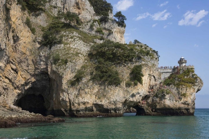 Faro del Caballo, en el Monte Buciero, Santoña. Foto: Agefotostock