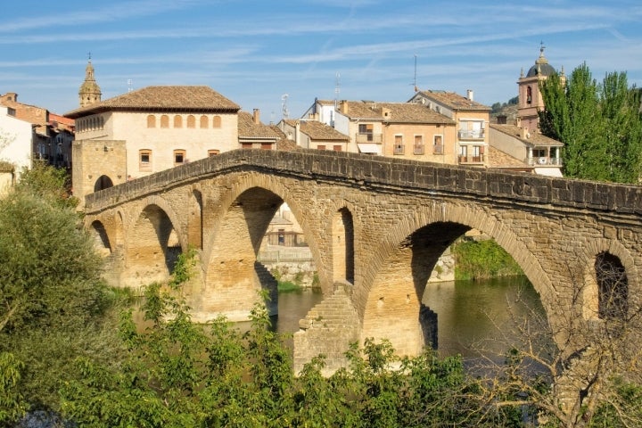 El puente románico sobre el río Arga.