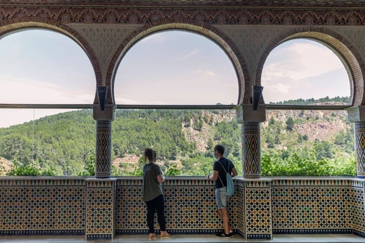 Palacio de los Condes de Cervelló, Anna.Patio y Sala Árabe: encontramos mosaicos de cerámica, artesonados y yeserías que sirven para recrear el mundo decorativo de los musulmanes de Anna a partir del siglo XII.