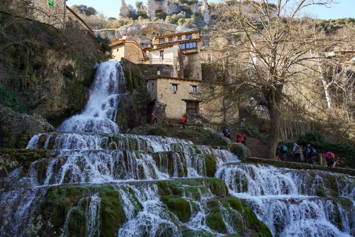 La cascada de Orbaneja del Castillo, de 25 metros de altura, se precipita entre las casas del pueblo.