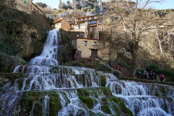 La cascada de Orbaneja del Castillo, de 25 metros de altura, se precipita entre las casas del pueblo.