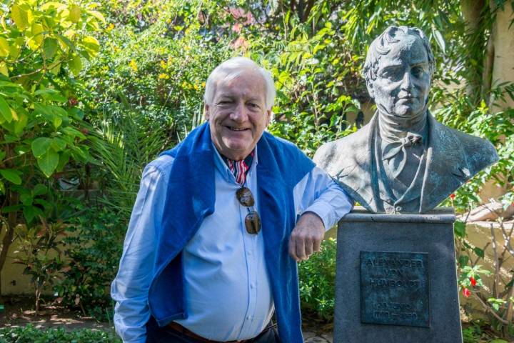 John Lucas, actual propietario de Sitio Litre, junto al busto de un ilustre visitante de estos jardines, Alexander Von Humboldt.
