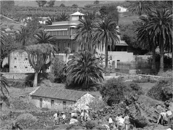 Una foto antigua muestra a los campesinos trabajando en torno a los jardines. Foto: Sitio Litre.