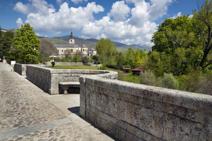 El Monasterio de El Paular desde el Puente del Perdón. Foto: Shutterstock.