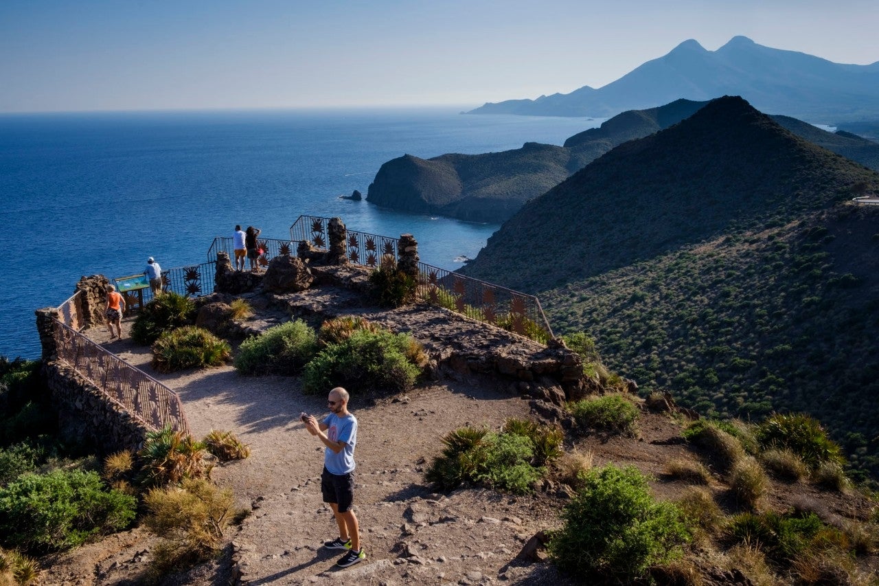 Público disfrutando del atardecer en el Mirador de Las Amatistas en el termino municipal de Nijar, dentro del territorio del Parque Natural Marítimo Terrestre de Cabo de Gata, en la provincia de Almería.