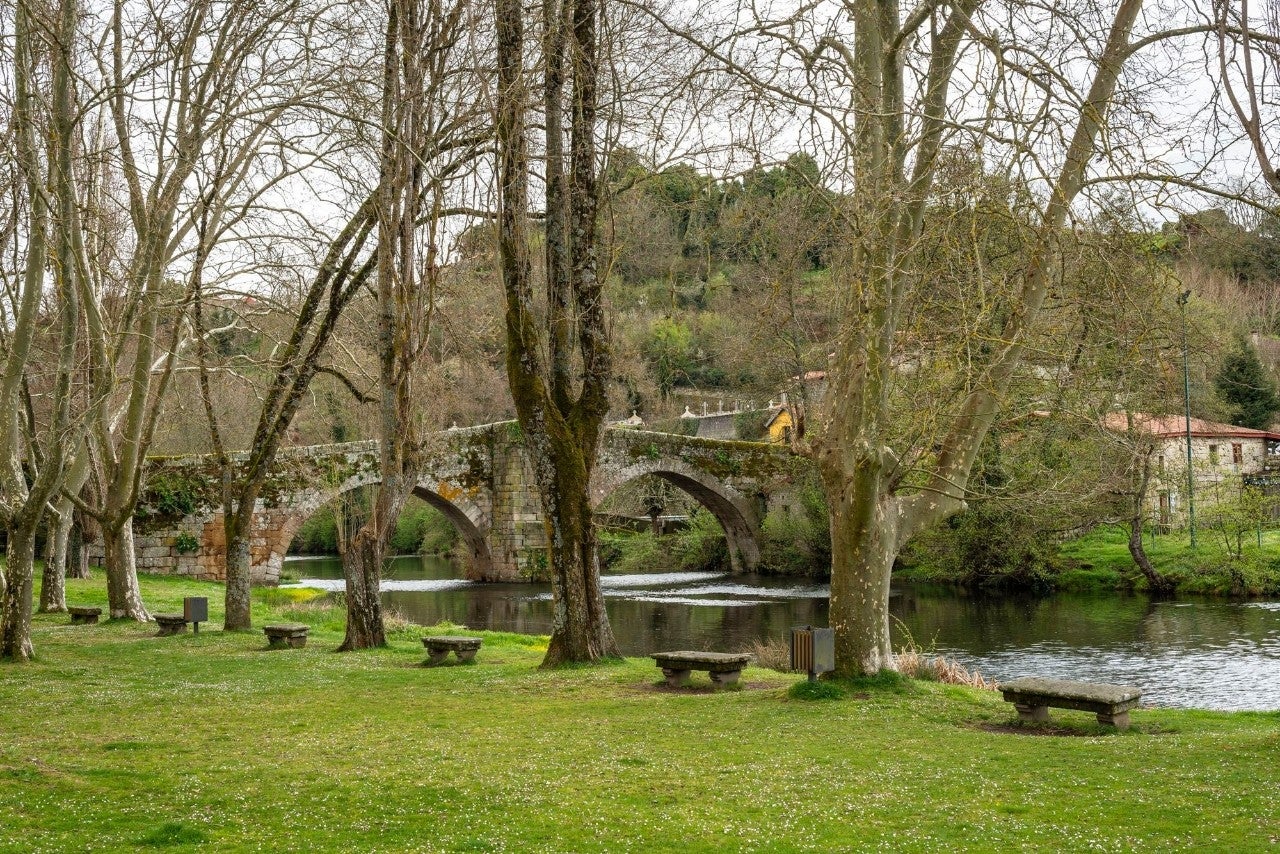 El puente romano del Arnoia. Solo las bases son romanas, el puente es del siglo XII.