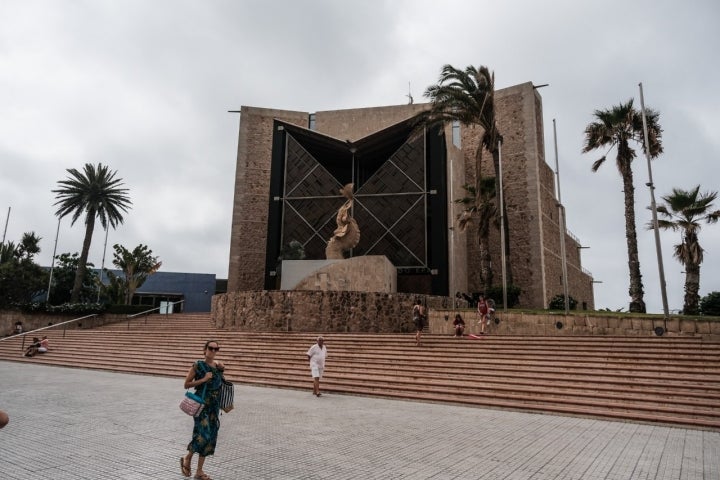 Varias personas de una de las fachadas del Auditorio Alfredo Kraus.