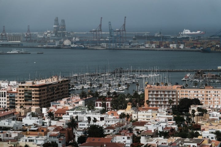 ista desde el Mirador Miravista en la Ciudad Alta con el puerto de la Luz al fondo.