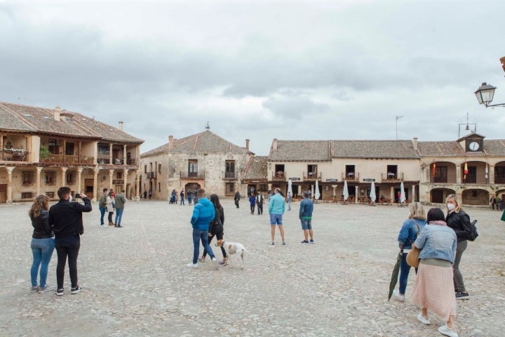 La Plaza Mayor de Pedraza llena de gente.