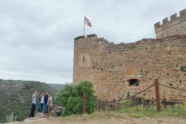 Varios chicos se hacen un selfie en el castillo de Pedraza.