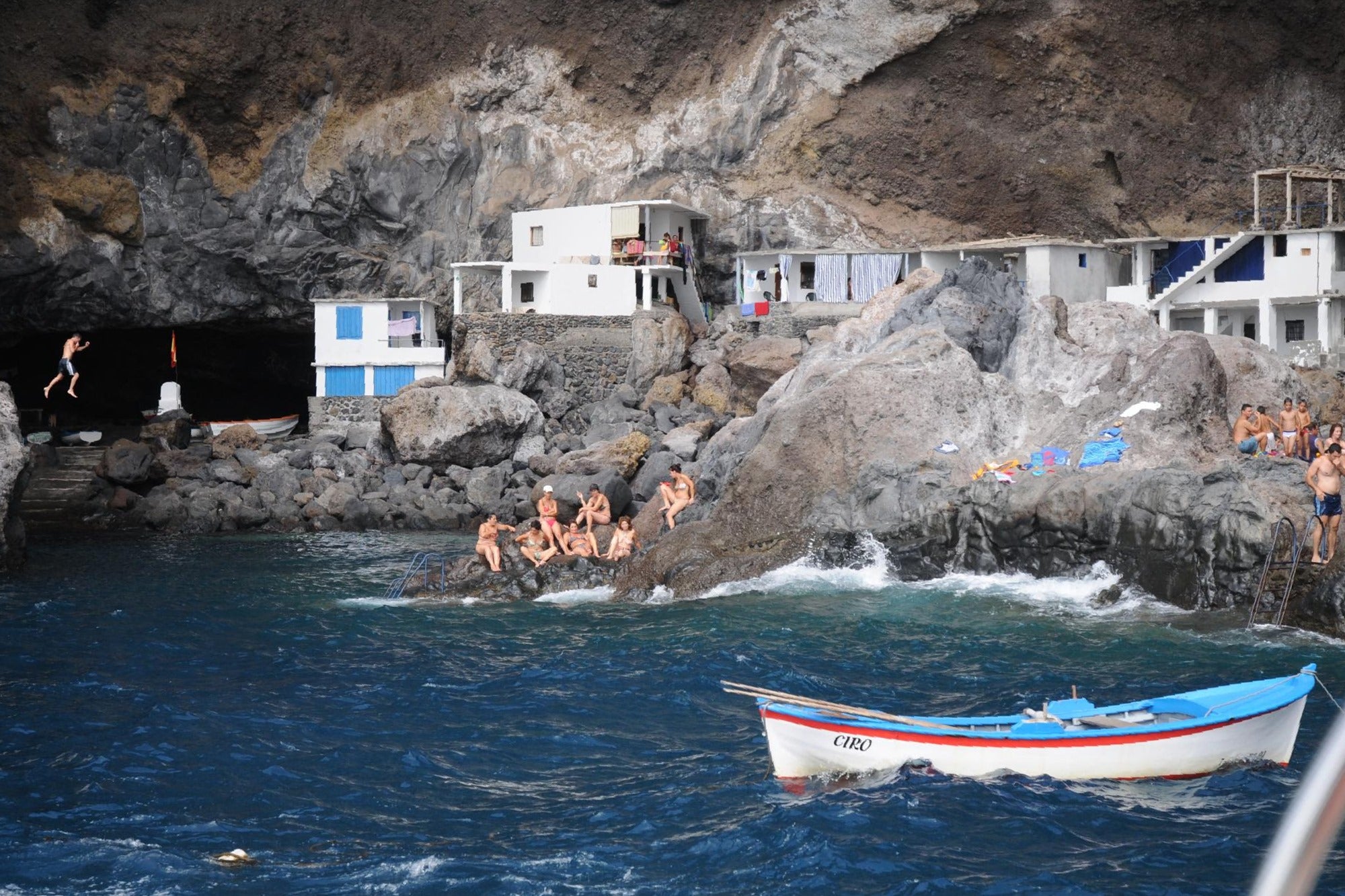 El idílico pueblo que vive en una cueva volcánica