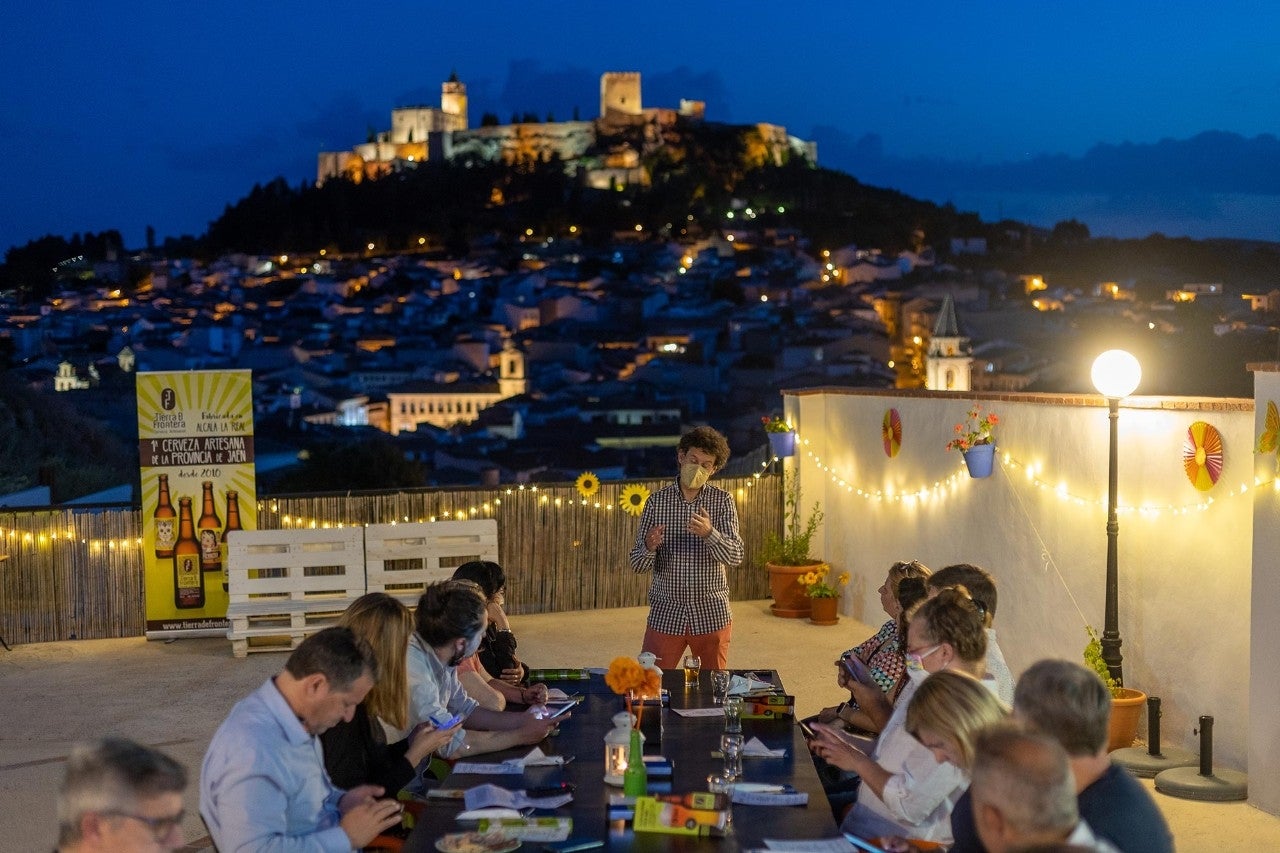 La terraza de 'Mirador Tierra de Frontera' domina el cielo de Alcalá.