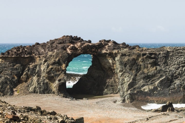 Los acantilados cerca de Ajuy. Foto: Agefotostock.