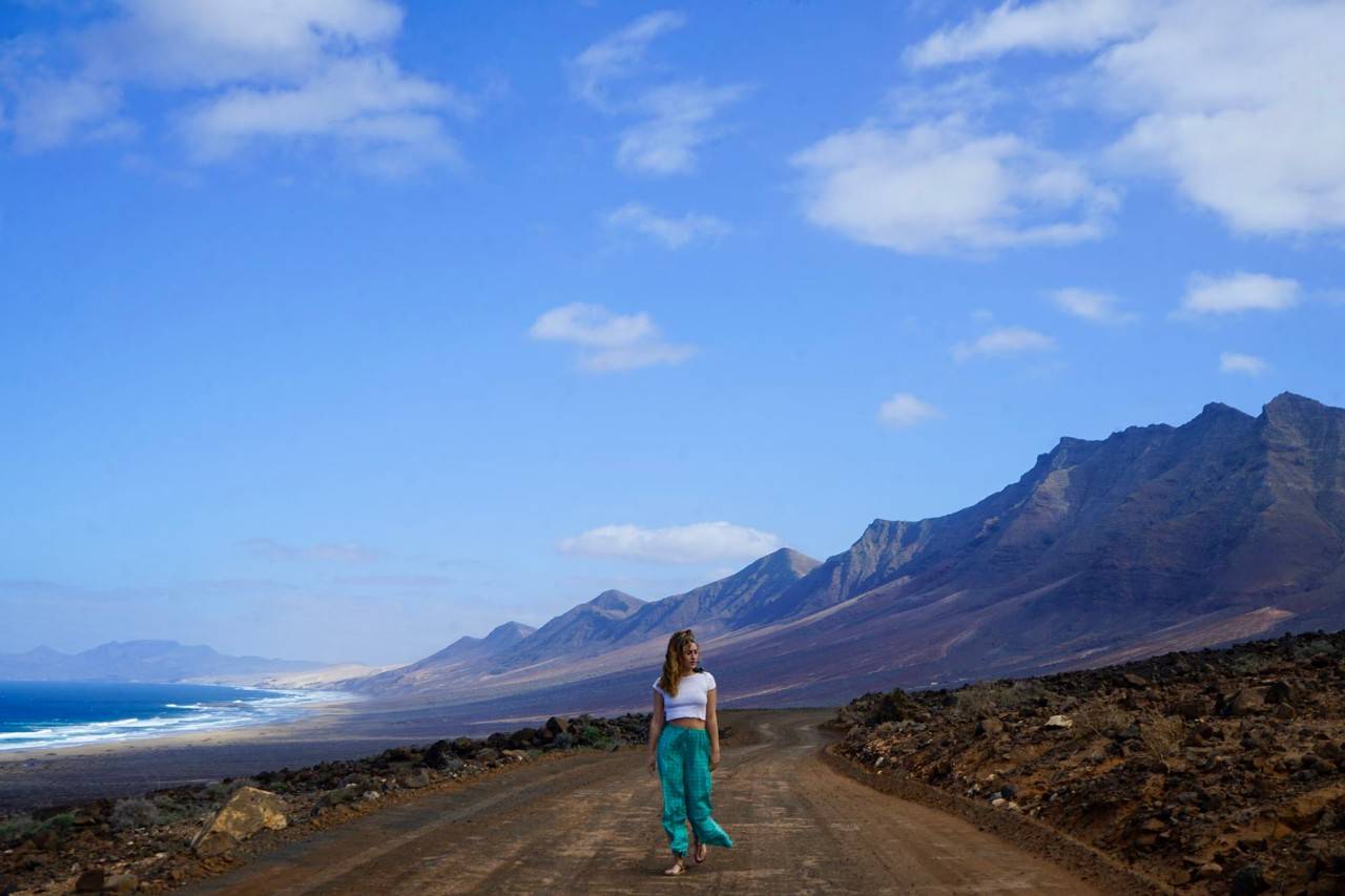 chica en carretera