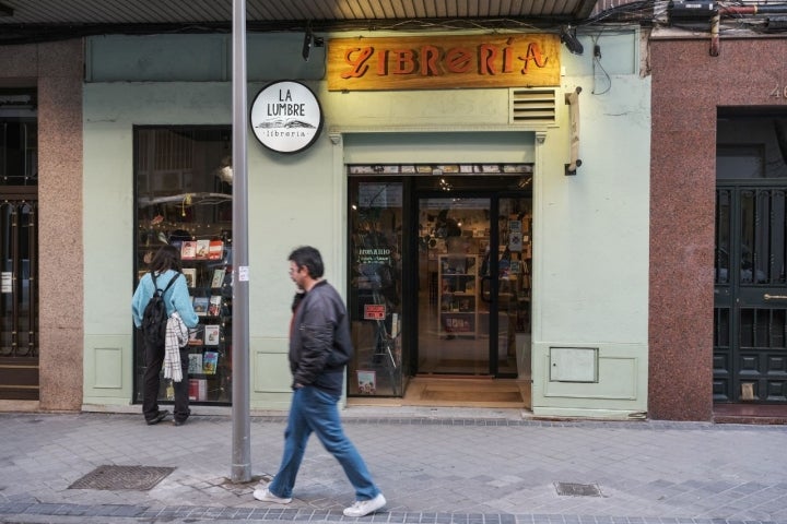 Busca la fachada verde al principio de la calle Granada.